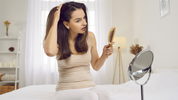 EVO KAKO OVO MOŽETE SPREČITI Opadanje kose kod žena je jedan od najčešćih problema na jesen