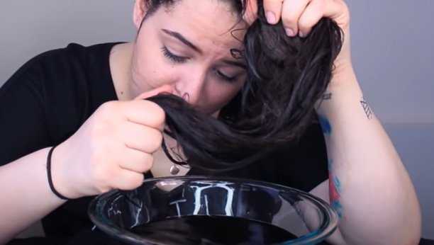 FENOMENALAN TRIK: Polila je kosu sokom, a kada vidite njenu frizuru, odmah ćete i vi uraditi isto