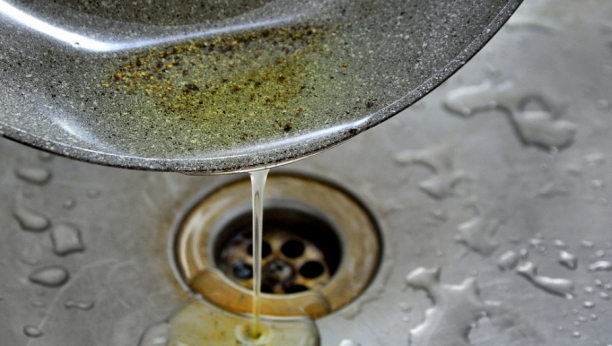 Jednostavan trik: Cevi će stradati ako bacate ulje u sudoperu, evo šta treba da uradite
