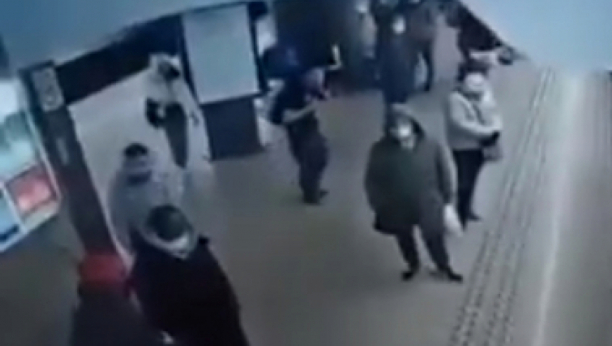 JEZIVE SCENE SNIMLJENE KAMEROM! Namerno gurnuo ženu na šine dok je voz ulazio u stanicu - zamalo sprečena tragedija (VIDEO)