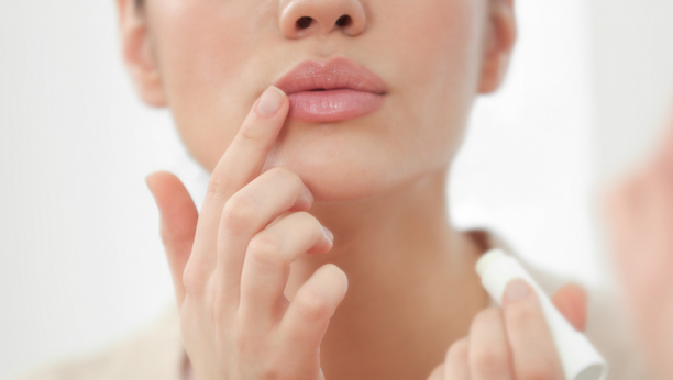 DEFINITIVNO DAJE NAJBOLJE REZULTATE, KAŽU ŠMINKERI: Sa samo 3 koraka možete imati punije usne