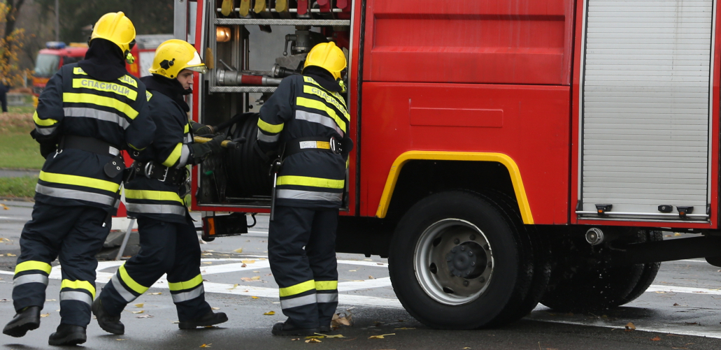 GORI VATRA KOD ĆELE KULE Zapalio se autobus u Nišu, vatrogasci na licu mesta (VIDEO/FOTO)