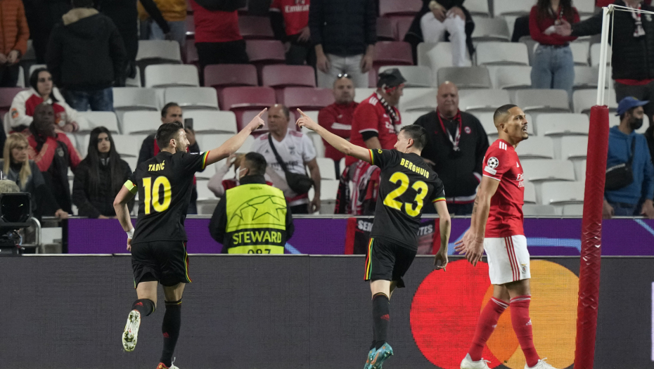 DVA REMIJA! Šest golova na dve utakmice, Dušan ponovo lider Ajaksa, Mančester se izvukao pred kraj meča!