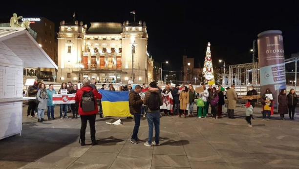 LEVIČARSKA ORGANIZACIJA "MARKS 21" PROTESTOVALA NA TRGU REPUBLIKE Razvili zastavu Ukrajine i delili letke prolaznicima!