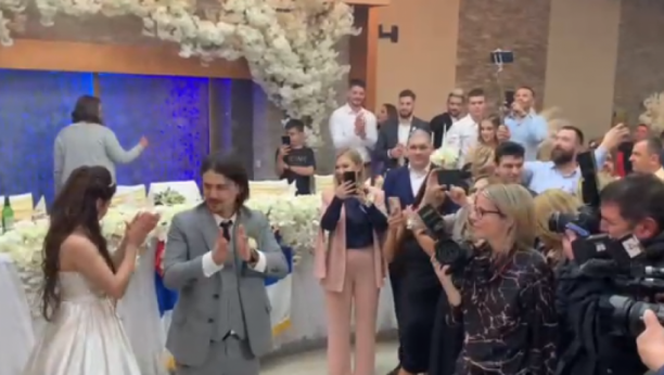 ZLATNI INICIJALI, VATROMET I GLAMUR! Svadbena torta na venčanju Lukasovog sina oduzima dah, pazili su na svaki detalj! (VIDEO)