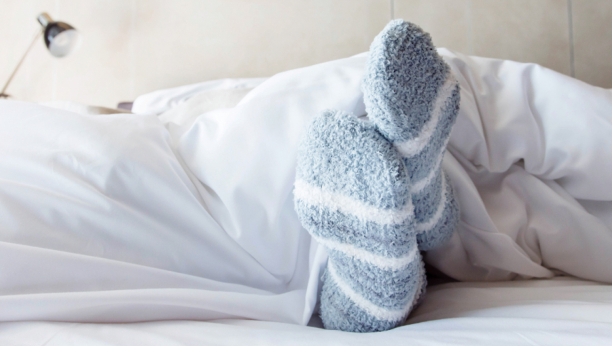 MIT ILI ISTINA? Nošenje čarapa tokom spavanja može da pomogne da bolje spavamo?
