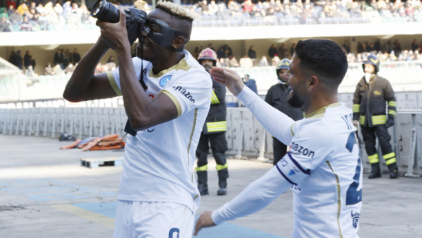DE LAURENTIS ZADOVOLJNO TRLJA RUKE Napoli dobija milione za svog najboljeg igrača