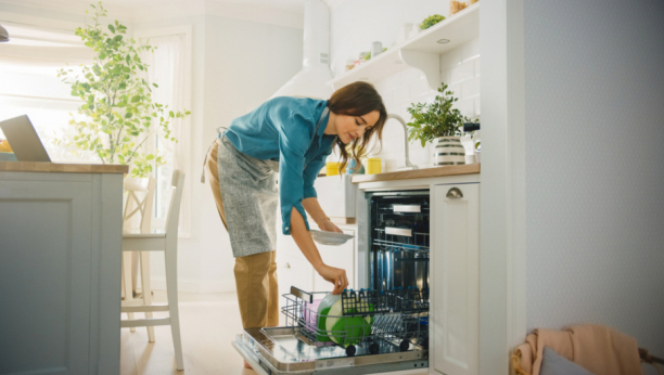 ODUŠEVIĆETE SE REZULTATIMA Evo zašto bi trebalo da stavljate aluminijsku foliju u vašu mašinu za pranje sudova