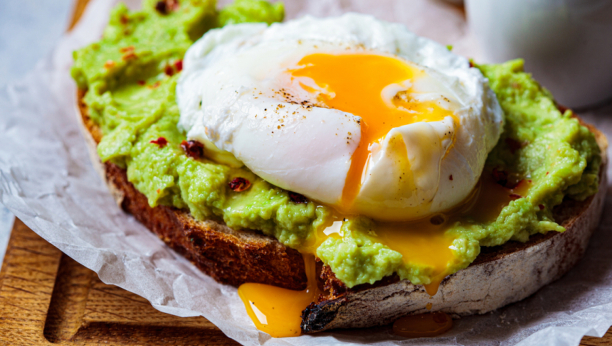 Ideja za brz doručak: Tost sa avokadom i jajima