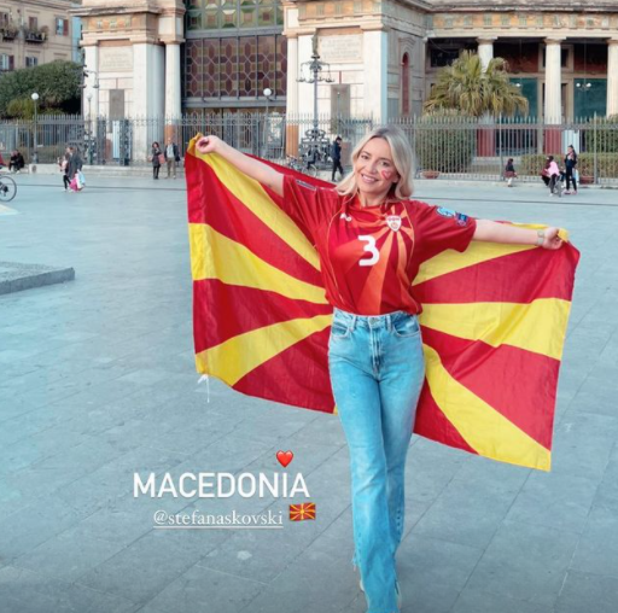 SVI SU GLEDALI U ZANOSNU PLAVUŠU! Supruga bivšeg fudbalera Partizana zasenila sve tokom slavlja Makedonaca! (FOTO)