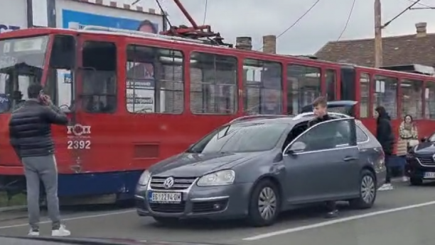 ZASTOJ NA BULEVARU KRALJA ALEKSANDRA Sudar tramvaja i automobila (VIDEO)
