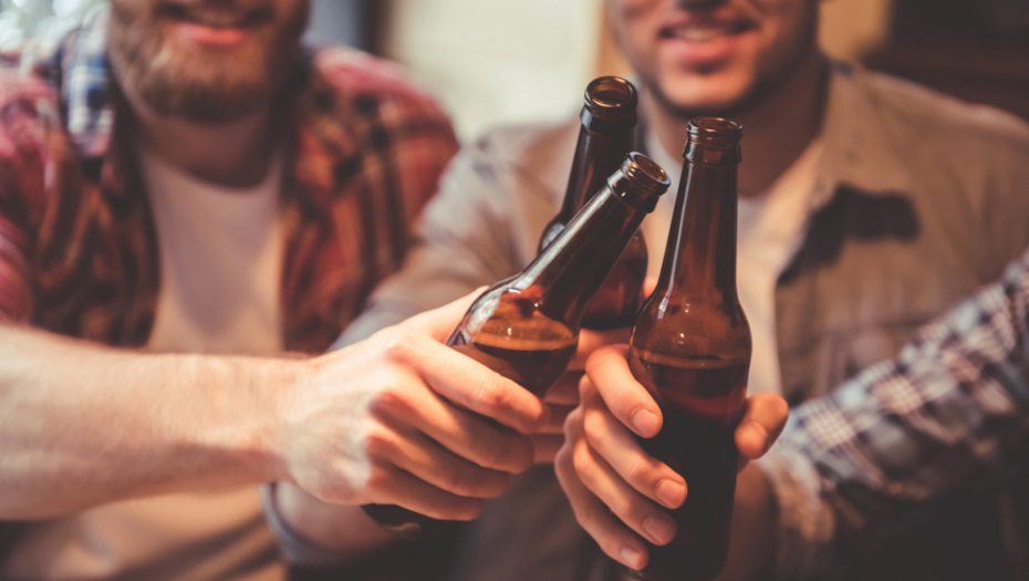 Zanimljiva činjenica: Zašto su pivske flaše uglavnom braon boje?