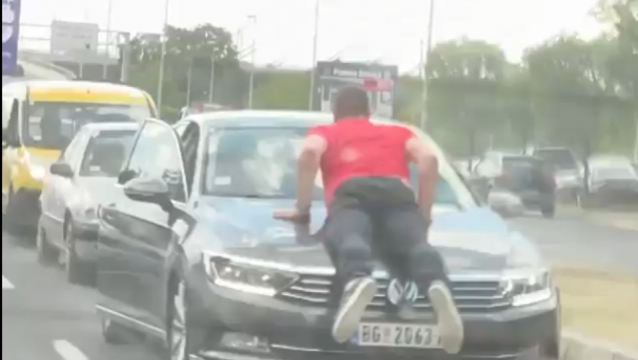 HIT SCENA KOD BEOGRADSKOG SAJMA Muškarac leži na haubi usred gužve dok pored njega prolaze automobili (VIDEO)
