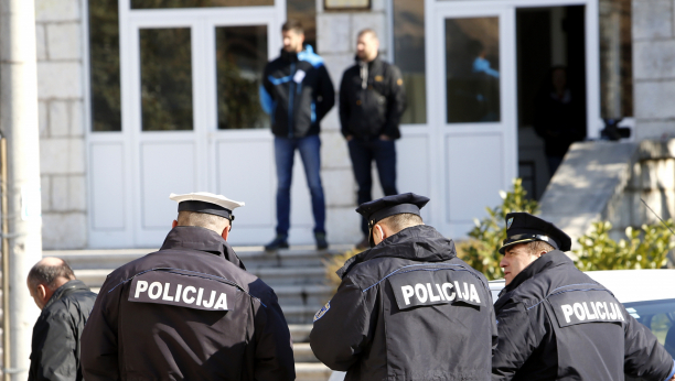 MALOLETNIK PRETIO POKOLJEM U SREDNJOJ ŠKOLI Drama u Trebinju, policija ga odmah uhapsila