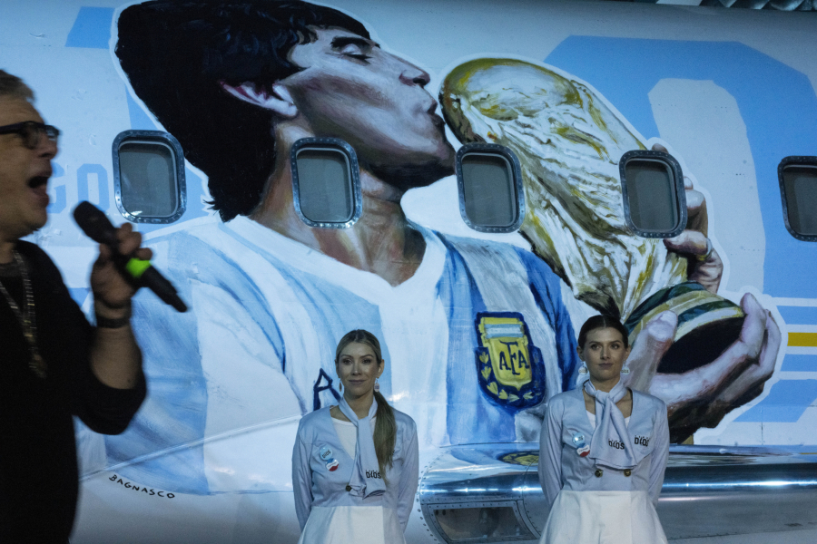 U MARADONINU ČAST Avion posvećen legendarnom Argentincu kreće na put oko sveta (FOTO)