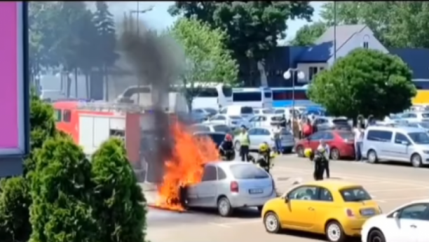 BUKTINJA NA SAJMU Gori automobil, vatrogasci se bore sa stihijom (VIDEO)