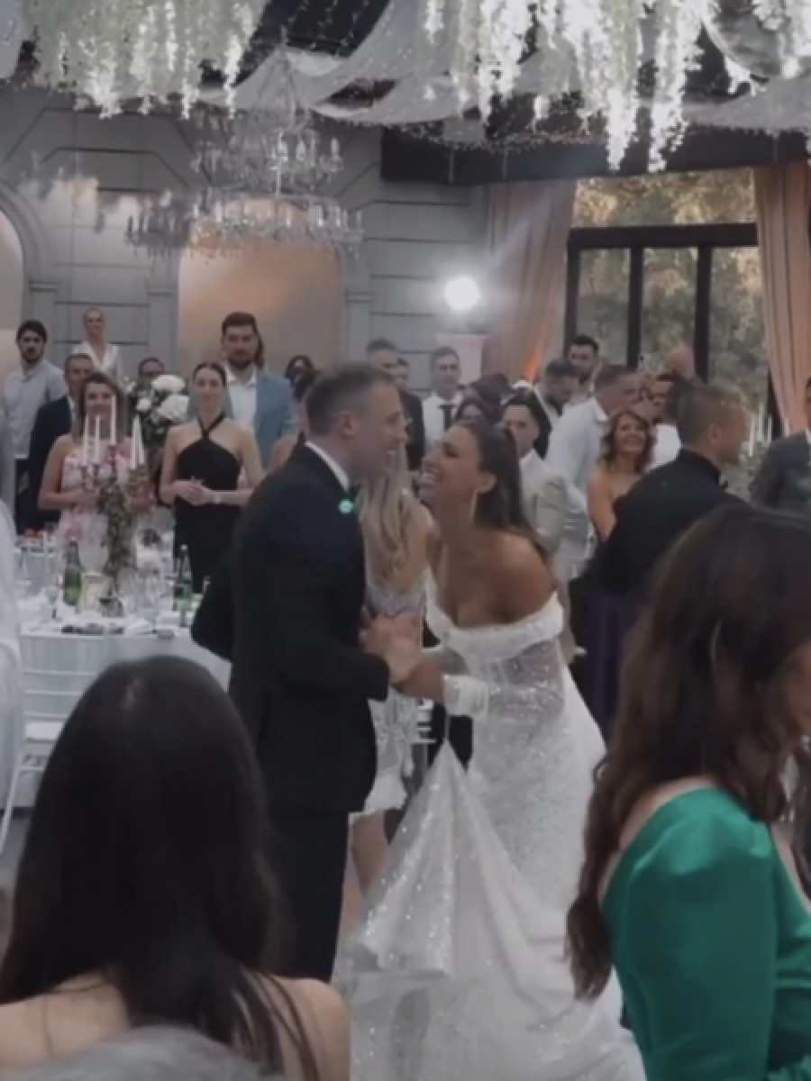VESNA ZMIJANAC NAPRAVILA SPEKTAKL NA SVADBI ODBOJKAŠA Ovakva se pojavila na venčanju Aleksandra Atanasijevića i napravila haos (VIDEO)