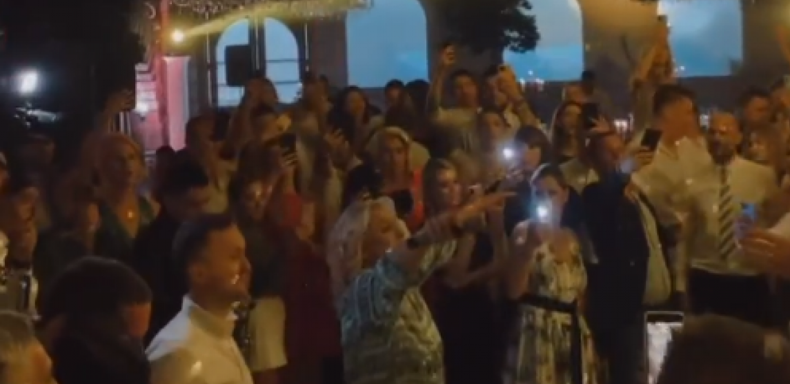 VESNA ZMIJANAC NAPRAVILA SPEKTAKL NA SVADBI ODBOJKAŠA Ovakva se pojavila na venčanju Aleksandra Atanasijevića i napravila haos (VIDEO)