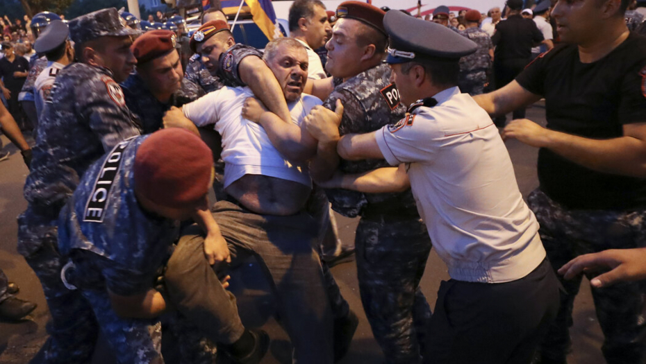 HAOS U JEREVANU: Hospitalizovano 50 demonstranata i policajaca