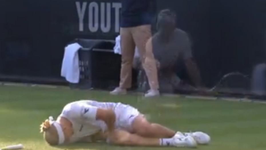 JEZIVE SCENE NA TENISKOM TERENU Odigrao je poen, a onda je ostao da leži na travi i previja se od bolova (VIDEO)