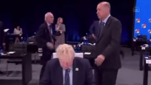 ŠOK NA SAMITU NATO! ERDOGAN NAŠAO NOVU "ŽRTVU" Predsednik Turske prišao Borisu Džonsonu, a onda je uradio nešto neočekivano (VIDEO)