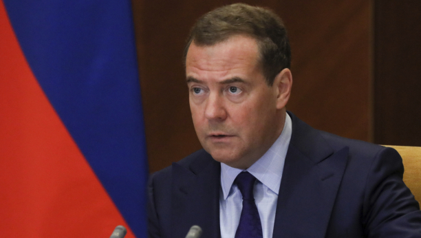"ON JE PATOLOŠKA KUKAVICA" Medvedev ponizio Makrona: "Ponesite nekoliko pari bokserica, mirisaće jako..." (FOTO)