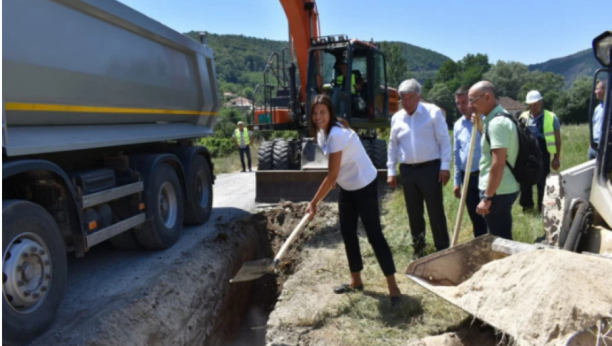 VUJOVIĆ U GORNJEM MILANOVCU Ministarka Vujović obišla početak radova na izgradnji kanalizacione mreže (FOTO)