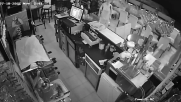AKO GA PREPOZNATE, ZOVITE POLICIJU Lopov u novosadskom kafiću besramno krade sve što mu padne pod ruku (VIDEO)