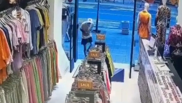 MOŽDA GA PREPOZNATE Pogledajte snimak lopova koji već treći put pljačka isti butik u centru Beograda! (VIDEO)