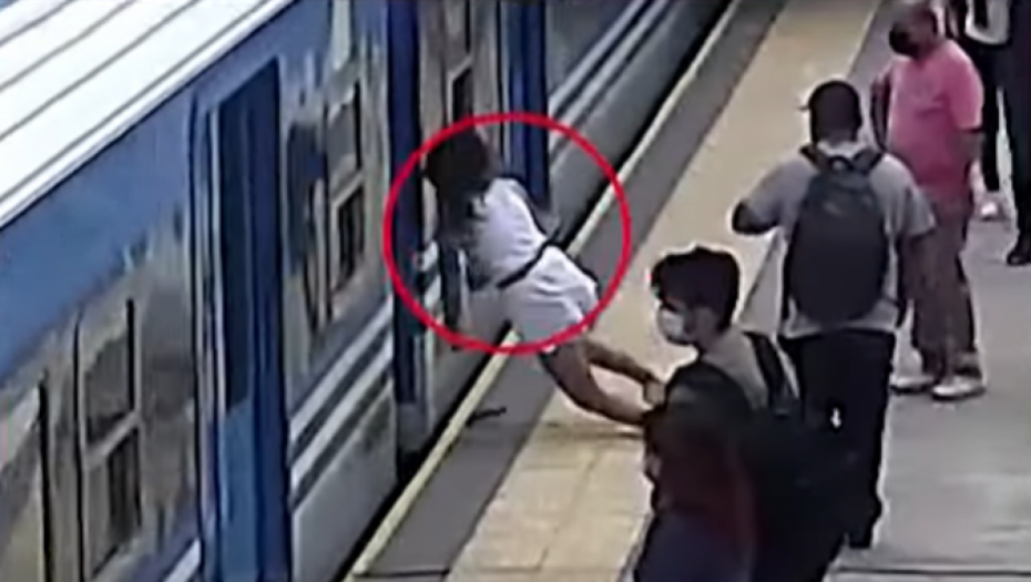 MISTERIJA, KAKO JE MOGUĆE DA OVO PREŽIVI?! Žena pala pod voz u pokretu u Buenos Ajresu (UZNEMIRUJUĆI VIDEO)