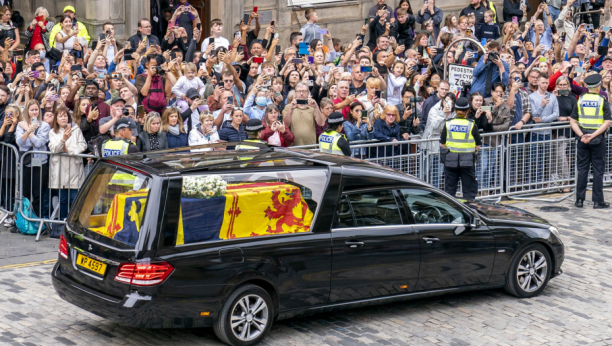 TUŽAN DOČEK Kovčeg sa telom kraljice iz Balmorala stigao u Edinburg (FOTO)