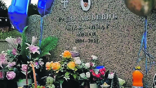 BIZARNOST ILI OBIČAJ Romi pokojniku proslavili punoletstvo -  Baloni na spomeniku, švedski sto na grobu