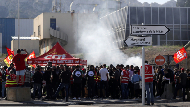 ISTRAJNI U OBUSTAVI RADA Radnici naftnog postrojenja Fejzan u Francuskoj i dalje štrajkuju