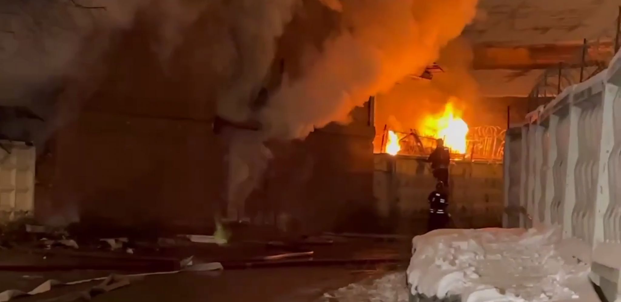 VATROGASCI PRONAŠLI DVA TELA U gašenju požara u Moskvi učestvovala 42 vozila, kao i vatrogasni voz