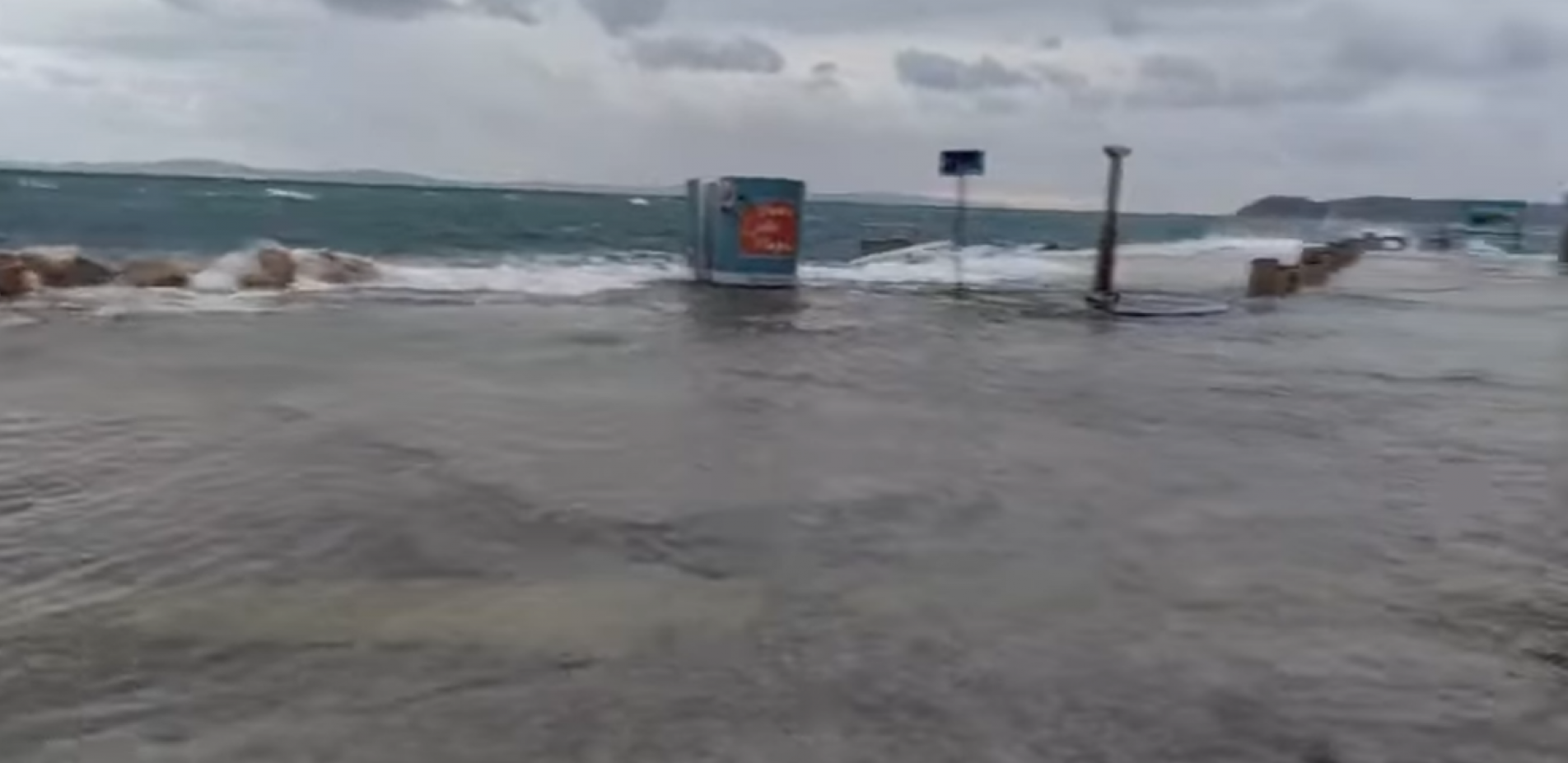 NEVREME ČUPALO DRVEĆE, POPLAVLJENI PUTEVI Pojavio se snimak haosa u Hrvatskoj (VIDEO)