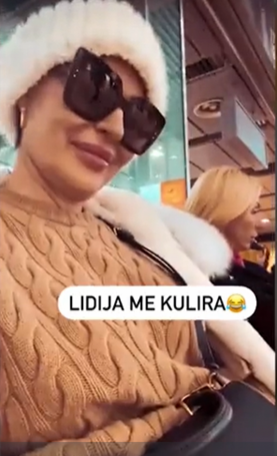 U RUCI DRŽI 2.230 EVRA Hit snimak Cece Ražnatović, pevačica snimala sestru Lidiju na aerodromu (FOTO)