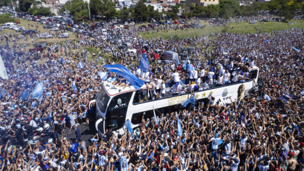 OPŠTE LUDILO U BUENOS AJRESU Reprezentativce Argentine dočekalo oko 4 miliona ljudi, helikopter morao da ih evakuiše (VIDEO)