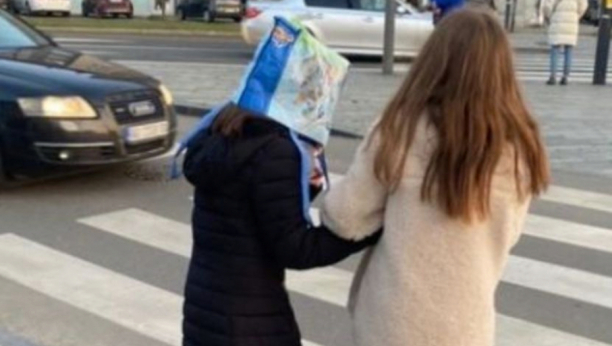 UŽAS! Roditelji, znate li šta vam rade deca? Devojčica s kesom na glavi izleće pred auto!