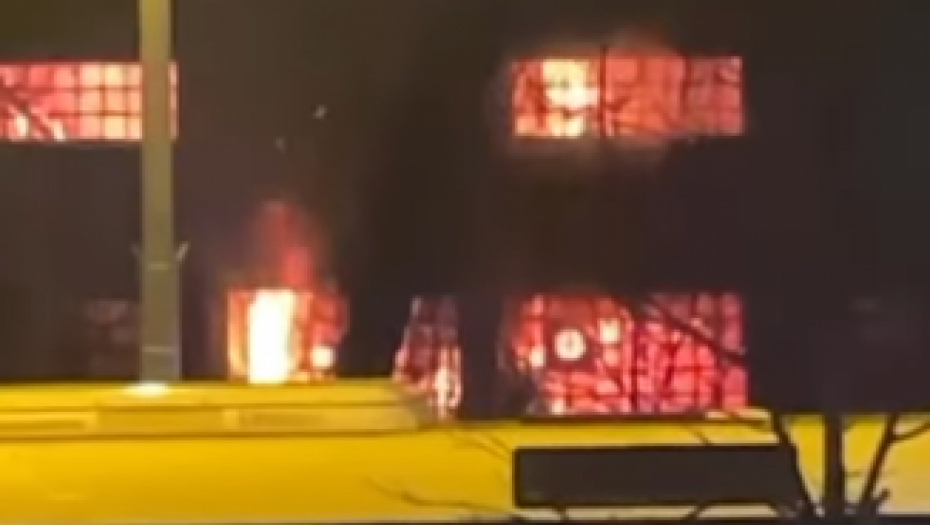 DRAMATIČNI PRIZORI U BEOGRADU Vatrogasci još uvek pokušavaju da obuzdaju plamen na krovu fabrike! (VIDEO)
