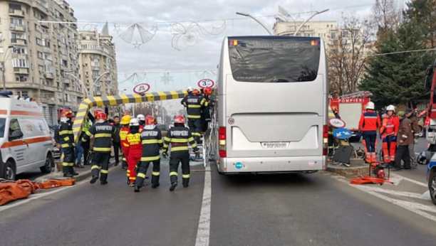 JEDNA OSOBA POGINULA Teška nesreća u Rumuniji: Autobus pun putnika udario u betonski stub (FOTO)