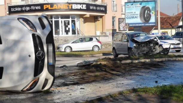 JEZIVE SCENE U CENTRU ČAČKA Sudar dva automobila, jedno vozilo prevrnuto! (FOTO)