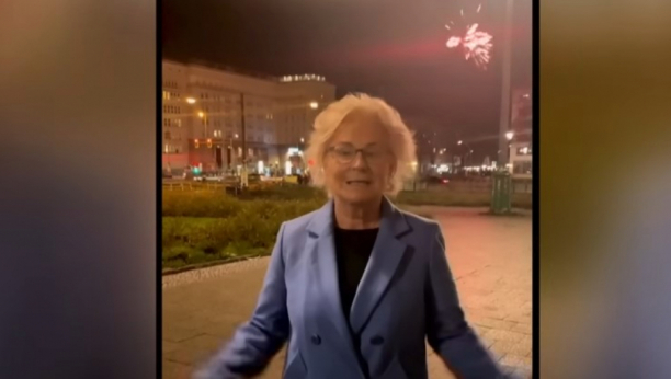 "DA LI SU IZGUBILI RAZUM U BERLINU?" Novogodišnja čestitka nemačke ministarke odbrane naišla na žestoke kritike (VIDEO)
