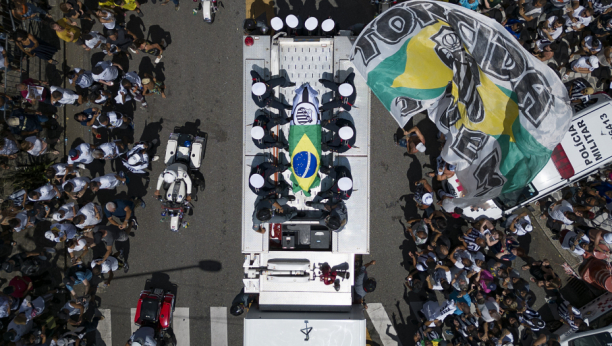 TUŽNA SCENA U BRAZILU Povorka krenula kroz Sao Paulo na mesto Peleove sahrane (VIDEO)