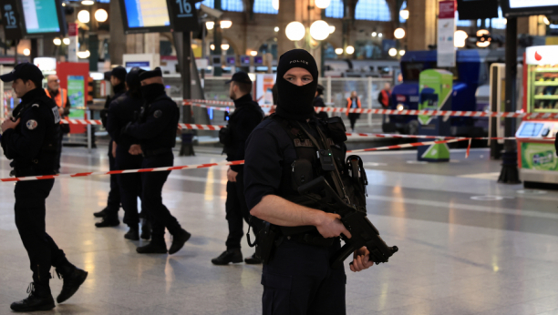 KRENUO DA MAŠE SATAROM, IZREŠETALI GA NA LICU MESTA! Jeziva scena u Francuskoj, mediji otkrili šta je napadač još nosio