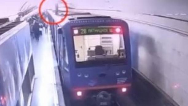 STRAŠAN SNIMAK ISPLIVAO NA DRUŠTVENE MREŽE Maloletnik divljao na stanici metroa, povod krajnje bizaran (VIDEO)