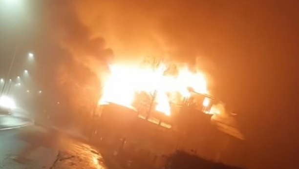 BIVŠA DISKOTEKA NA PETROVARADINU IZGORELA DO TEMELJA Prvi snimci strašnog požara u Novom Sadu (UZNEMIRUJUĆI VIDEO)