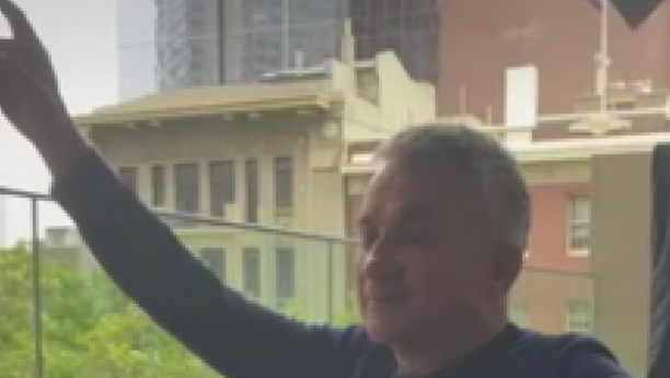 ZABORAVITE NA "KOSI TATA, KOSIM JA" Srđan Đoković izašao na terasu i zapevao čuvenu rodoljubivu pesmu (VIDEO)