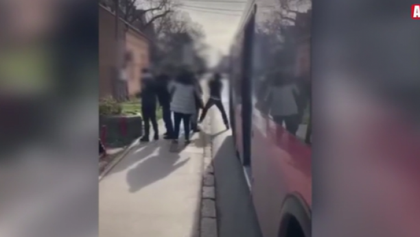 SRAMOTA! Brutalna tuča ispred autobusa u Beogradu! (VIDEO)