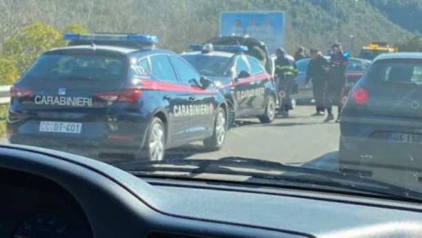 BMW-OM POKOSIO DVOJICU VOJNIKA Hteo da izbegne kontrolu, pa se zabio u službena vozila, uhapšen posle filmske potere!