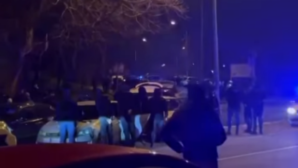 OPSADNO STANJE U BRAĆE JERKOVIĆ Policija pretresala navijače sa fantomkama, kod nekih pronađeni noževi i baklje! (FOTO+VIDEO)